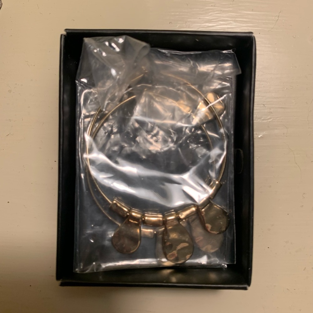D O N A T E D Modern Metal Hoop Earrings NWT - Picture 5 of 5